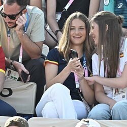 La Princesa Leonor y la Infanta Sofía compartiendo confidencias en los Juegos Olímpicos de París 2024