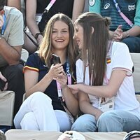 La Princesa Leonor y la Infanta Sofía compartiendo confidencias en los Juegos Olímpicos de París 2024