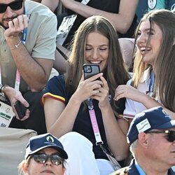 La Princesa Leonor y la Infanta Sofía, muy divertidas en los Juegos Olímpicos de París 2024