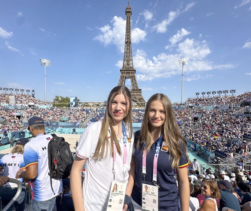 La Princesa Leonor y la Infanta Sofía en la Pista central de Torre Eiffel en los Juegos Olímpicos de París 2024