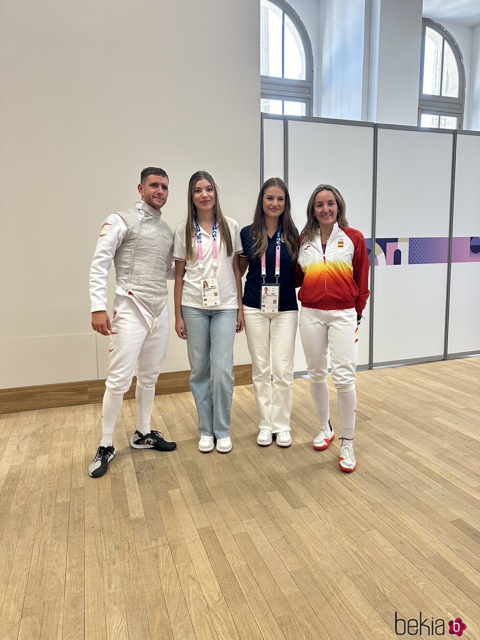 La Princesa Leonor y la Infanta Sofía con Carlos Llavador y Lucía Martín-Portugués en los Juegos Olímpicos de París 2024