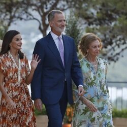 Los Reyes Felipe y Letizia y la Reina Sofía en la recepción a la sociedad balear