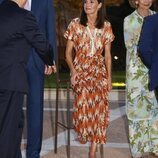 La Reina Letizia sentada en un taburete durante en besamanos en la recepción a la sociedad balear