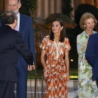 La Reina Letizia sentada en un taburete durante en besamanos en la recepción a la sociedad balear