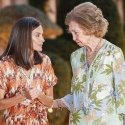 La Reina Letizia y la Reina Sofía hablando en la recepción a la sociedad balear