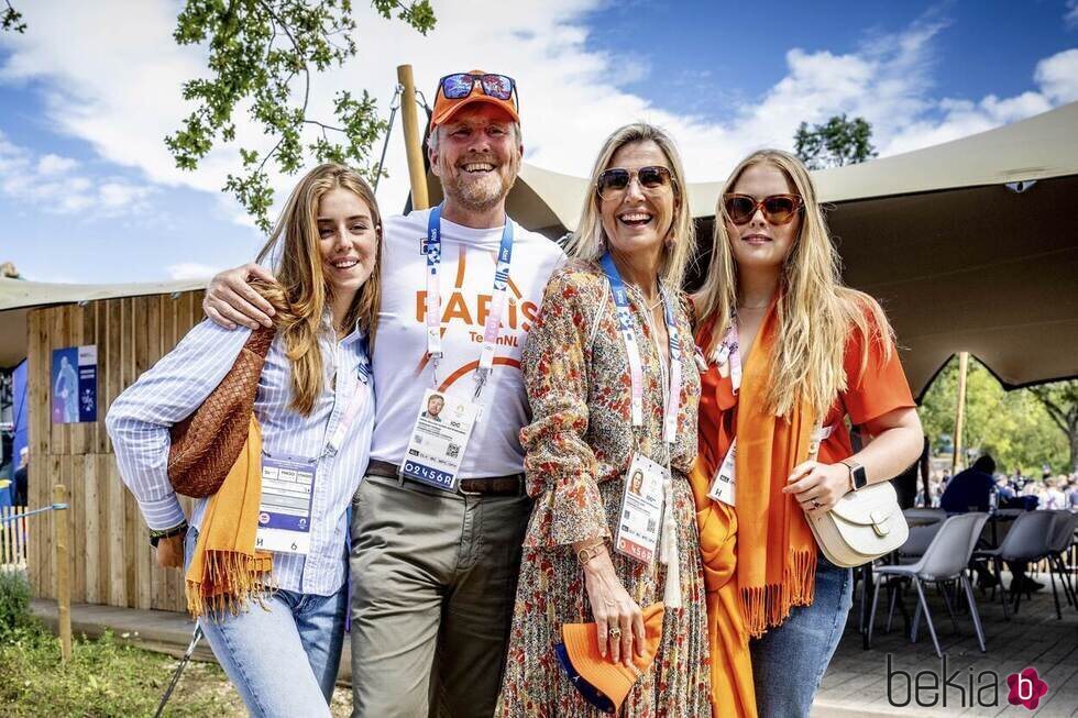 Guillermo Alejandro y Máxima de Holanda y sus hijas Amalia y Alexia en París 2024