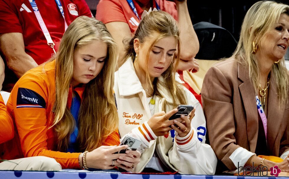 Amalia y Alexia de Holanda mirando sus móviles en los Juegos Olímpicos de París 2024