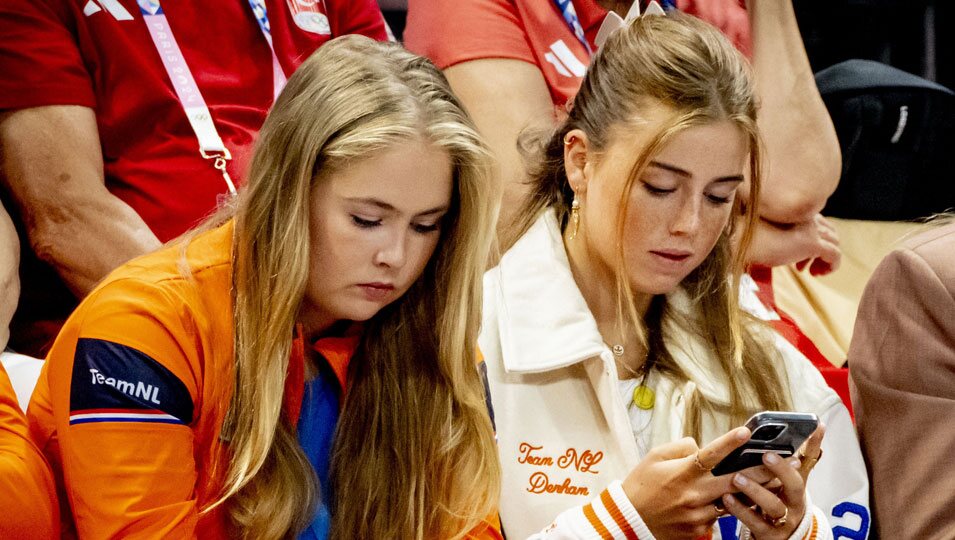 Amalia y Alexia de Holanda mirando sus móviles en los Juegos Olímpicos de París 2024