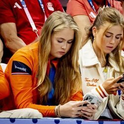 Amalia y Alexia de Holanda mirando sus móviles en los Juegos Olímpicos de París 2024