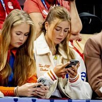 Amalia y Alexia de Holanda mirando sus móviles en los Juegos Olímpicos de París 2024