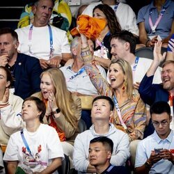 Guillermo Alejandro y Máxima de Holanda y sus hijas Amalia y Alexia animando a Países Bajos en París 2024