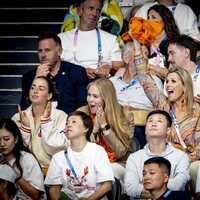 Guillermo Alejandro y Máxima de Holanda y sus hijas Amalia y Alexia animando a Países Bajos en París 2024