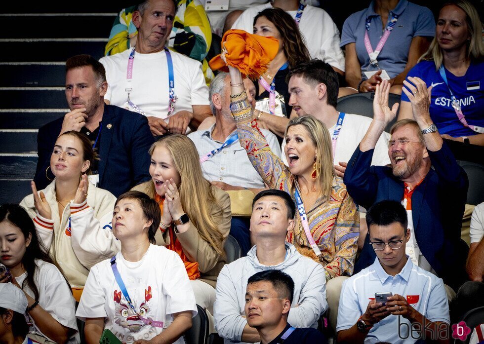 Guillermo Alejandro y Máxima de Holanda y sus hijas Amalia y Alexia animando a Países Bajos en París 2024