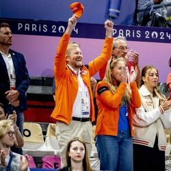 Guillermo Alejandro y Máxima de Holanda y Amalia y Alexia de Holanda animando a Países Bajos en los Juegos Olímpicos de París 2024