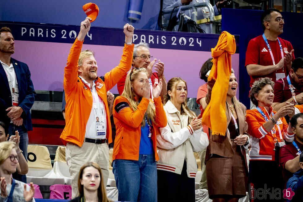 Guillermo Alejandro y Máxima de Holanda y Amalia y Alexia de Holanda animando a Países Bajos en los Juegos Olímpicos de París 2024