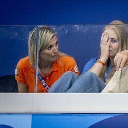 Amalia de Holanda se tapa la cara en un partido de waterpolo en los Juegos Olímpicos de París 2024