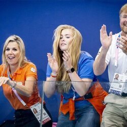 Guillermo Alejandro y Máxima de Holanda y Amalia de Holanda animando a Países Bajos en los Juegos Olímpicos de París 2024