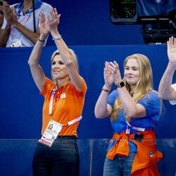 Guillermo Alejandro y Máxima de Holanda y Amalia de Holanda en un partido de waterpolo en los Juegos Olímpicos de París 2024