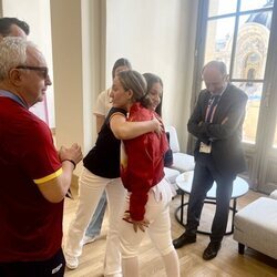 La Princesa Leonor abraza a la esgrimista Lucía Martín-Portugués en los Juegos Olímpicos de París 2024