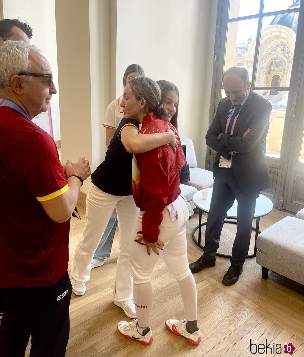 La Princesa Leonor abraza a la esgrimista Lucía Martín-Portugués en los Juegos Olímpicos de París 2024