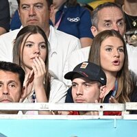 La Princesa Leonor y la Infanta Sofía viendo un partido de balonmano en los Juegos Olímpicos de París 2024