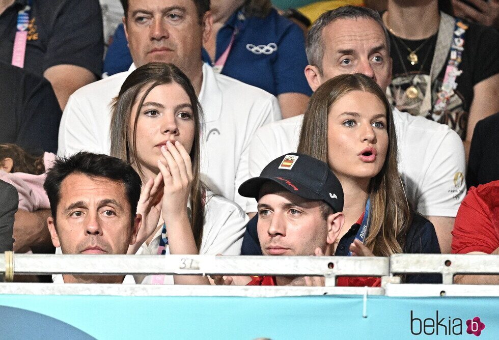 La Princesa Leonor y la Infanta Sofía viendo un partido de balonmano en los Juegos Olímpicos de París 2024