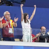 La Reina Letizia animando a la selección femenina de waterpolo en los Juegos Olímpicos de París 2024