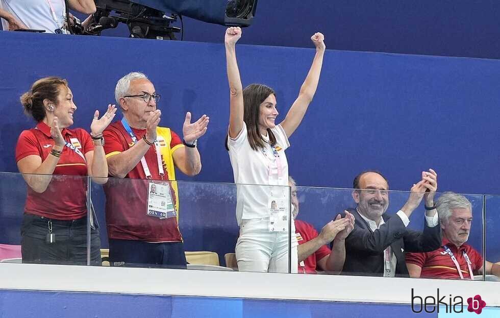 La Reina Letizia animando a la selección femenina de waterpolo en los Juegos Olímpicos de París 2024