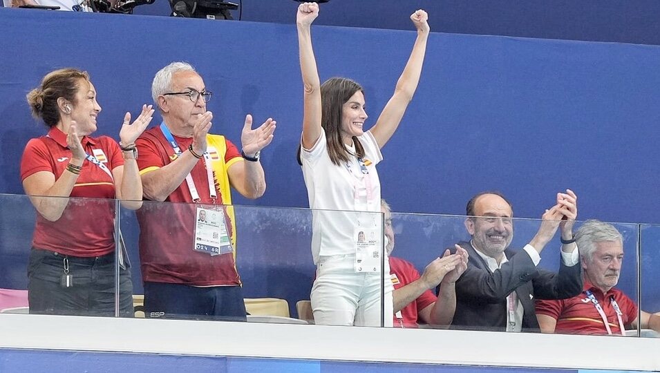 La Reina Letizia animando a la selección femenina de waterpolo en los Juegos Olímpicos de París 2024