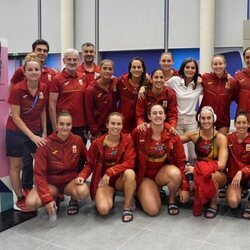 La Reina Letizia con la selección femenina de waterpolo en los Juegos Olímpicos de París 2024