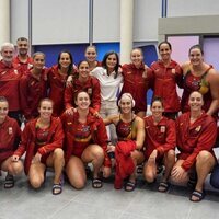 La Reina Letizia con la selección femenina de waterpolo en los Juegos Olímpicos de París 2024