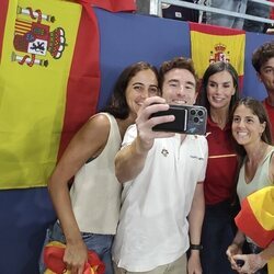 La Reina Letizia haciéndose un selfie con unos jóvenes en los Juegos Olímpicos de París 2024