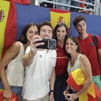 La Reina Letizia haciéndose un selfie con unos jóvenes en los Juegos Olímpicos de París 2024