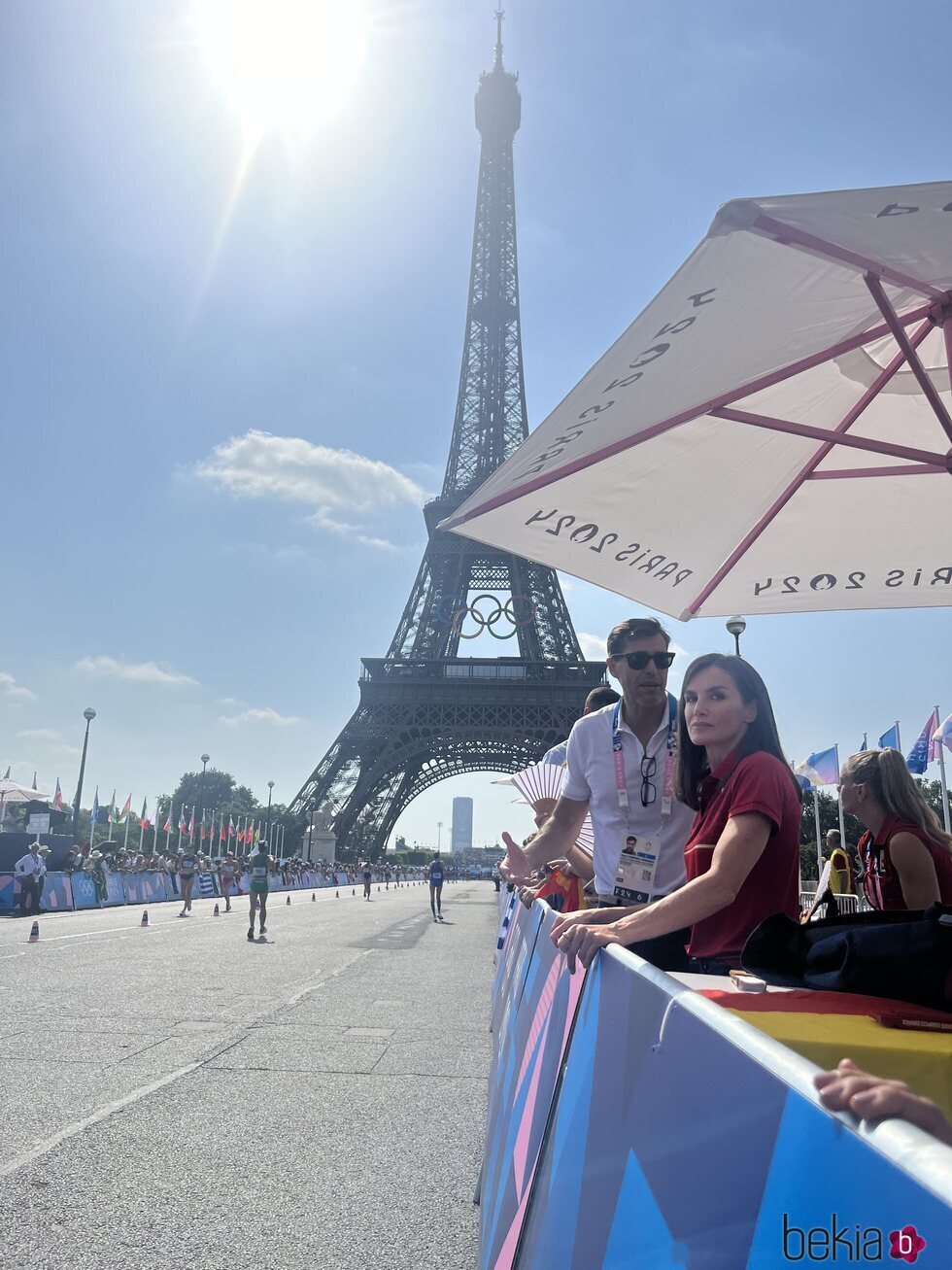 La Reina Letizia ante la Torre Eiffel en una competición de atletismo en los Juegos Olímpicos de París 2024