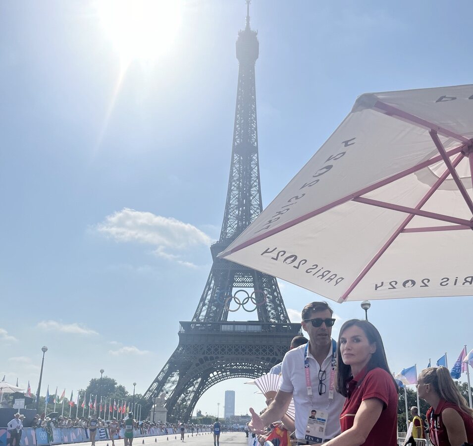 La Reina Letizia ante la Torre Eiffel en una competición de atletismo en los Juegos Olímpicos de París 2024