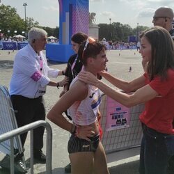 La Reina Letizia hablando con la medallista olímpica María Pérez en los Juegos Olímpicos de París 2024