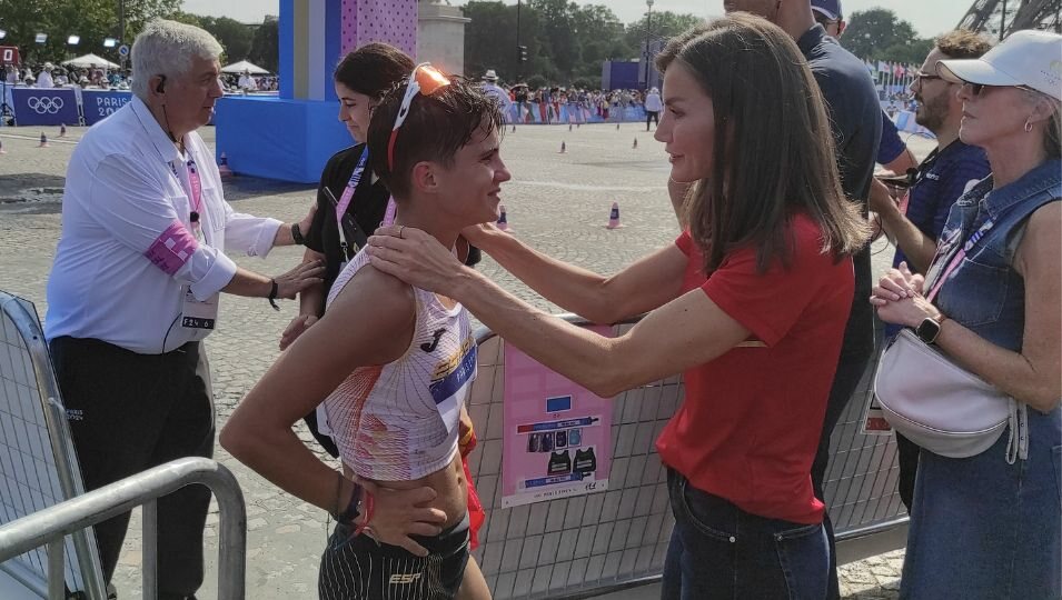 La Reina Letizia hablando con la medallista olímpica María Pérez en los Juegos Olímpicos de París 2024