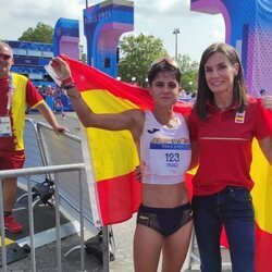 La Reina Letizia y la atleta María Pérez con la bandera de España en los Juegos Olímpicos de París 2024