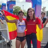 La Reina Letizia y la atleta María Pérez con la bandera de España en los Juegos Olímpicos de París 2024