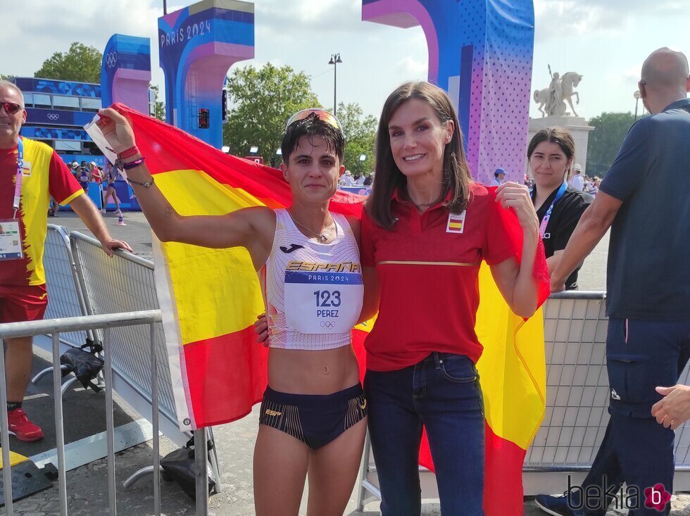 La Reina Letizia y la atleta María Pérez con la bandera de España en los Juegos Olímpicos de París 2024