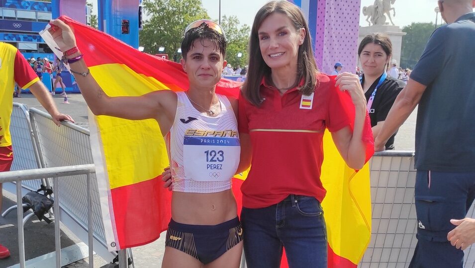 La Reina Letizia y la atleta María Pérez con la bandera de España en los Juegos Olímpicos de París 2024