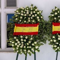 Coronas de flores de los Reyes Felipe y Letizia y los Reyes Juan Carlos y Sofía en el funeral de Miguel de Grecia