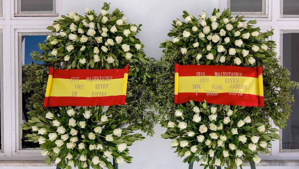 Coronas de flores de los Reyes Felipe y Letizia y los Reyes Juan Carlos y Sofía en el funeral de Miguel de Grecia