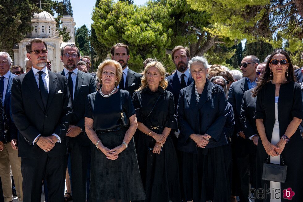 Ana María de Grecia, Pablo y Marie Chantal de Grecia, Nicolás de Grecia y Philippos de Grecia con las hijas y el yerno de Miguel de Grecia en el funeral de