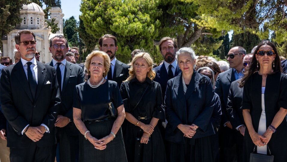 Ana María de Grecia, Pablo y Marie Chantal de Grecia, Nicolás de Grecia y Philippos de Grecia con las hijas y el yerno de Miguel de Grecia en el funeral de