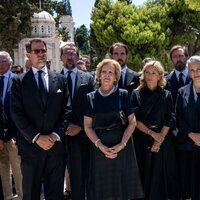 Ana María de Grecia, Pablo y Marie Chantal de Grecia, Nicolás de Grecia y Philippos de Grecia con las hijas y el yerno de Miguel de Grecia en el funeral de