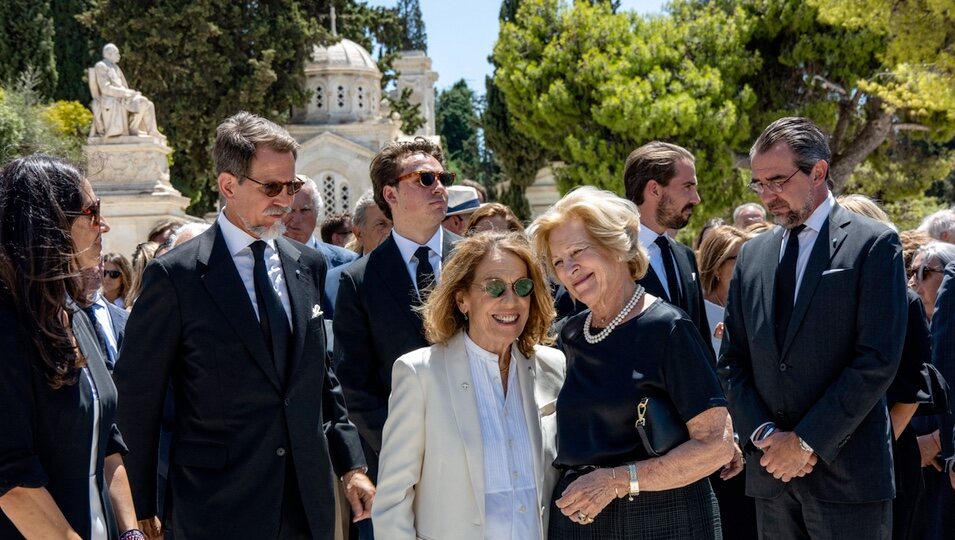 Marina Karella y Ana María de Grecia en el funeral de Miguel de Grecia