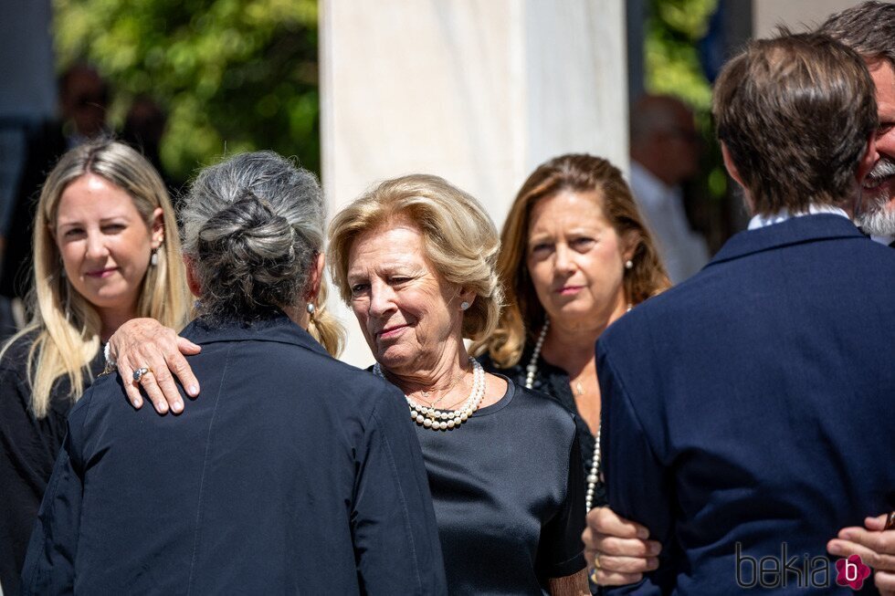 Theodora de Grecia, Ana María de Grecia, Alexia de Grecia y Olga de Grecia en el funeral de Miguel de Grecia