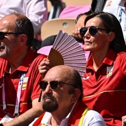 La Reina Letizia abanicándose en un partido de Alcaraz en los Juegos Olímpicos de París 2024