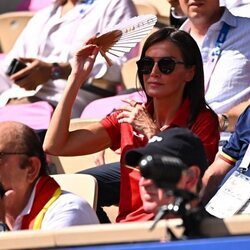 La Reina Letizia tapándose del sol con un abanico en un partido de Alcaraz en los Juegos Olímpicos de París 2024